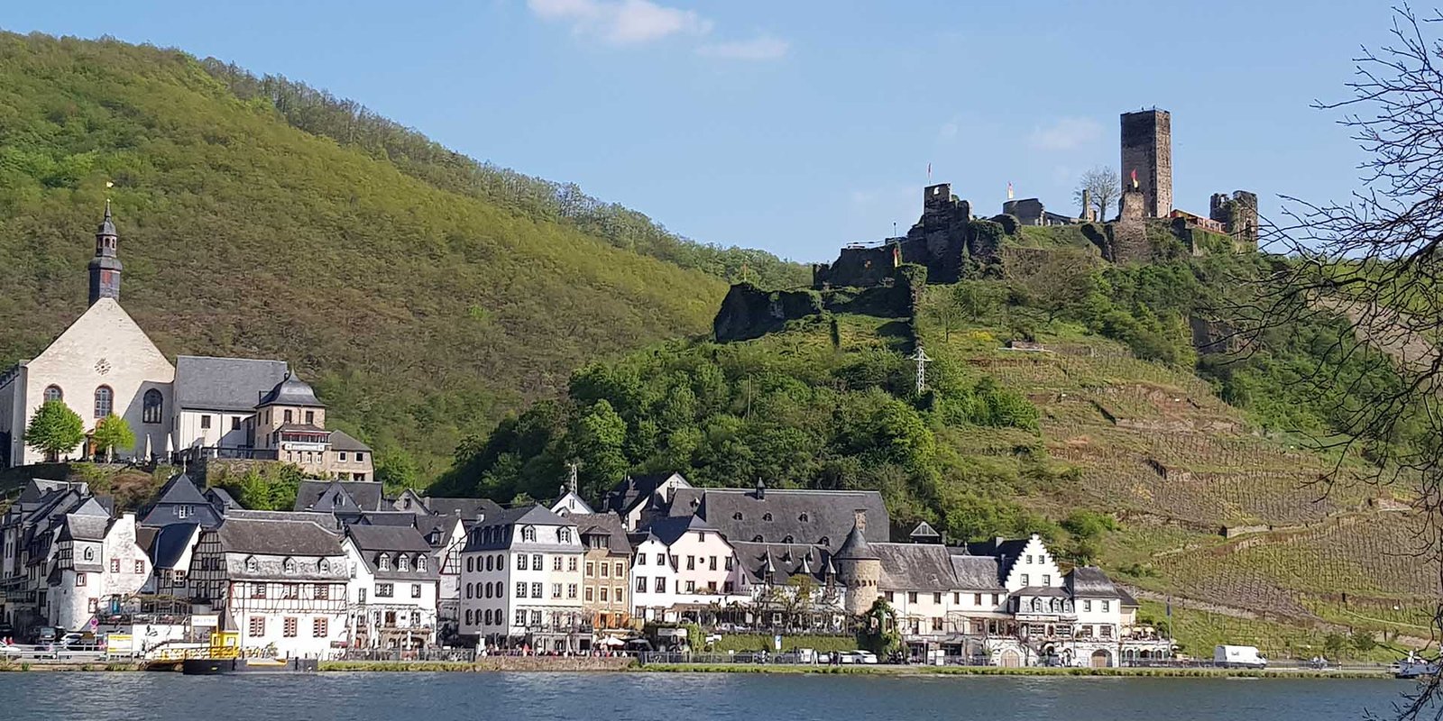 Panoramaansicht vom gegenüberliegenden Ufer auf Beilstein und Burgruine Metternich 
