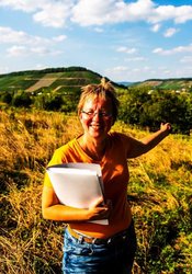 Christiane Beyer, im Hintergrund die Ayler Kupp  