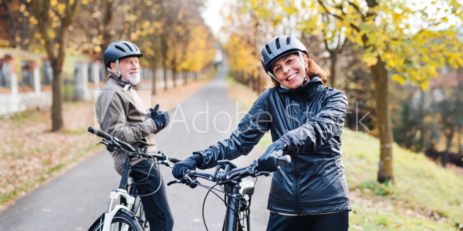 Seniorenpaar auf einer e-Bike Tour im Herbst