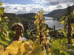 Imgard Spreier im Neefer Frauenberg Irmgard Spreier im Neefer Frauenberg mit historischer Einzelpfahlerziehung
