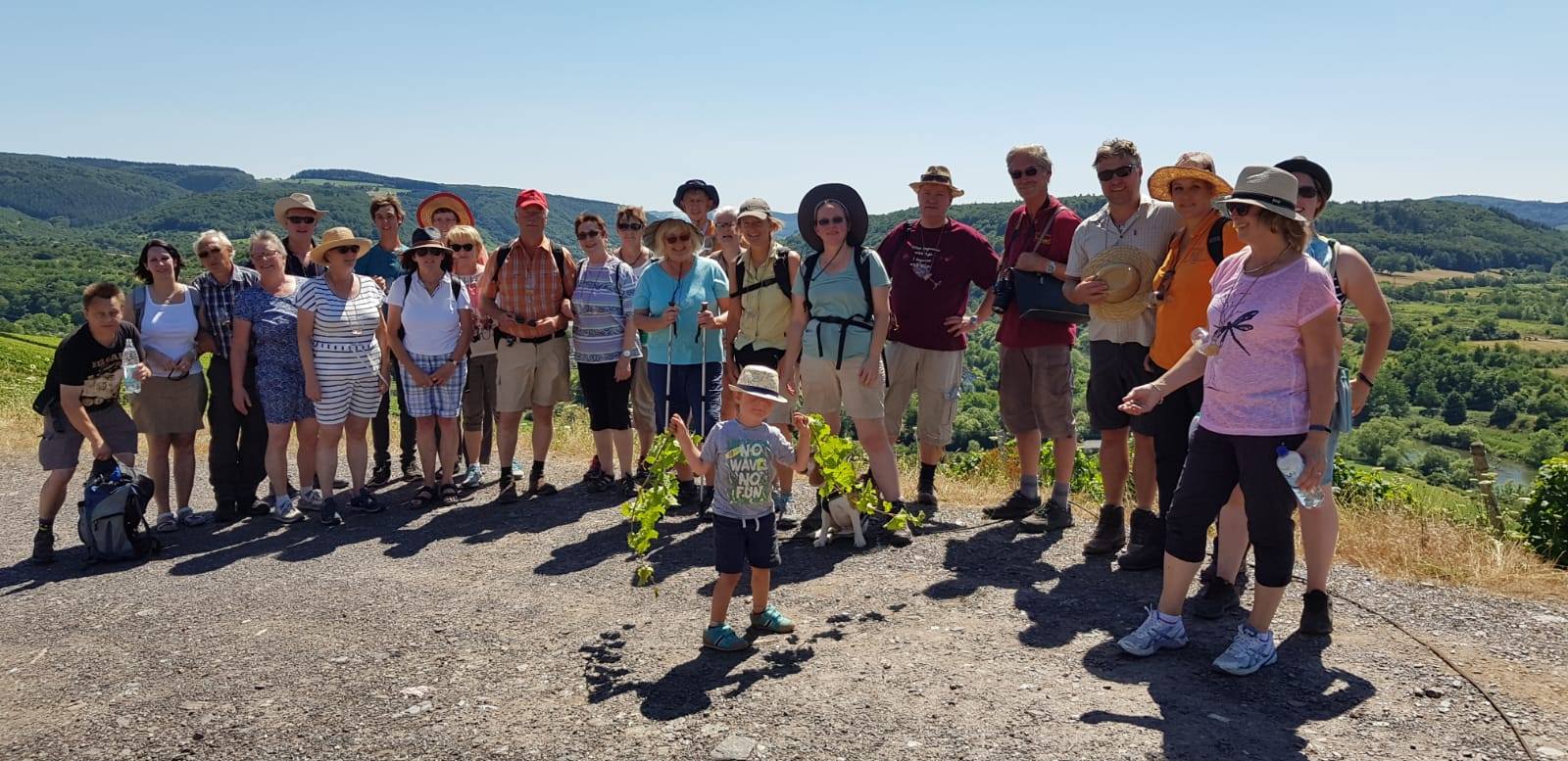 Kultur- und Weinbotschafter Mosel auf Tour Kultur- und Weinbotschafter in den Weinbergen von Wiltingen an der Saar.
