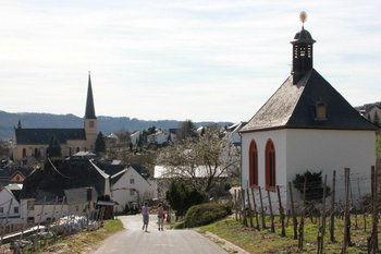 St. Remigius im Hintergrund und Grabkapelle Kesselstatt in Kröv Eine Grafik von Kultur- & Weinbotschafter