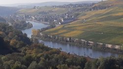 Die Luxemburger Mosel Blick von Nittel Rehlingen auf Wormeldange (Luxemburg)