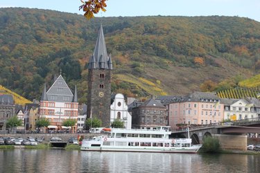 Ausblick auf Bernkastel Eine Grafik von Kultur- & Weinbotschafter