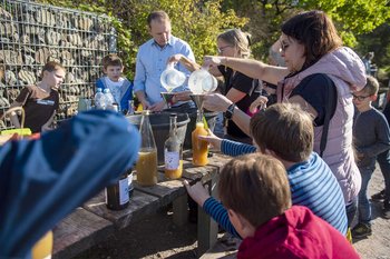 Traubenlese Trier - Abfüllen Traubensaft Eine Grafik von Kultur- & Weinbotschafter