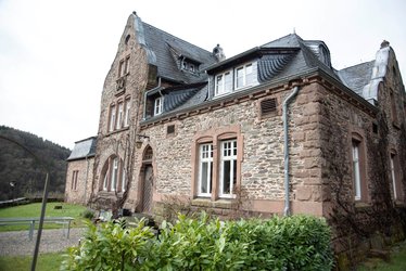 Weingut Würtzberg Die repräsentative Südseite des Weinguts hat einen geschweiften Giebel