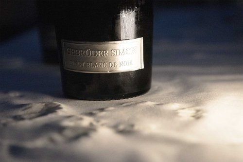 Sektflasche des Weinguts Simon Etikett der Sektflasche Weingut Gebrüder Simon