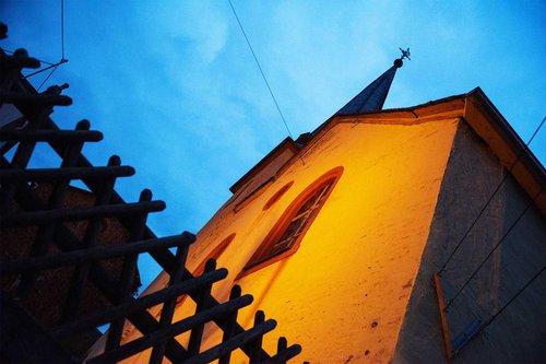 Evangelsiche Kirche in Wolf Fassade der Evangelischen Kirche in Wolf im Dämmerlicht